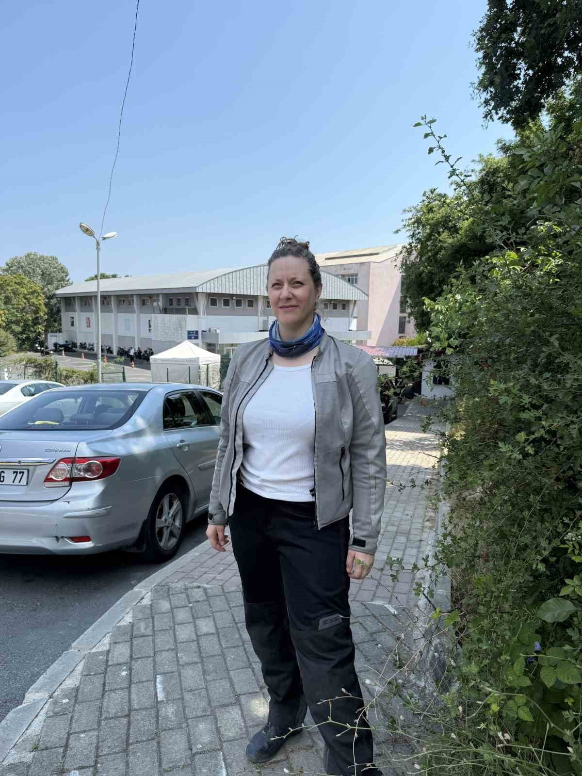 KAYGANLAŞAN YOLDA MOTOSİKLETLE KAZA YAPAN EBRU YENİDOĞAN, YAŞADIKLARINI ANLATTI.