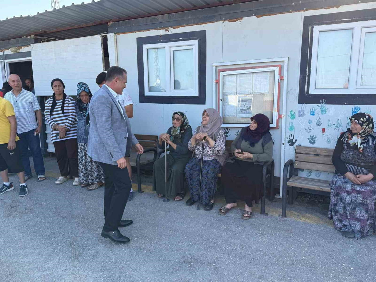 KAYMAKAM ABDULLAH AKDAŞ, YAKUTİYE KONTEYNER KENT’TE TAHLİYE SÜRECİ KAPSAMINDA VATANDAŞLARLA...
