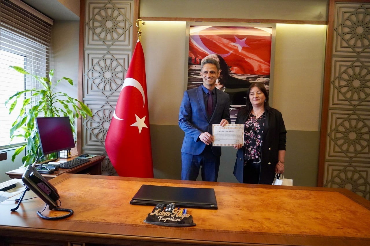 KAYMAKAM ADEM KAYA, ÖZLEM KELEZOĞLU'NA ÖDÜLÜNÜ TAKDİM ETTİ