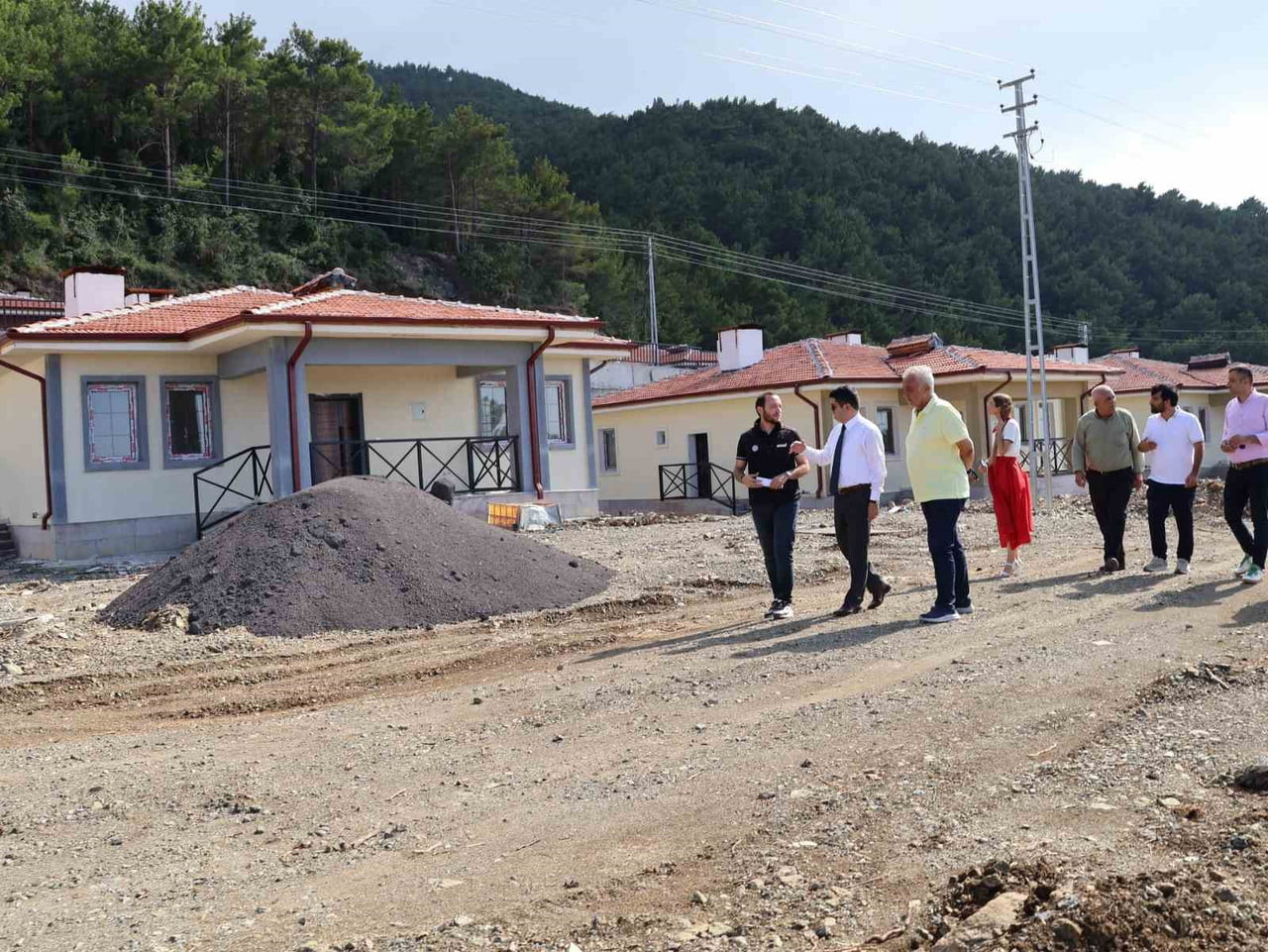 KAYMAKAM FATİH EROĞLU, IŞIKLI MAHALLESİ’NDE YAPIMI DEVAM EDEN KIRSAL AFET KONUTLARINDA...