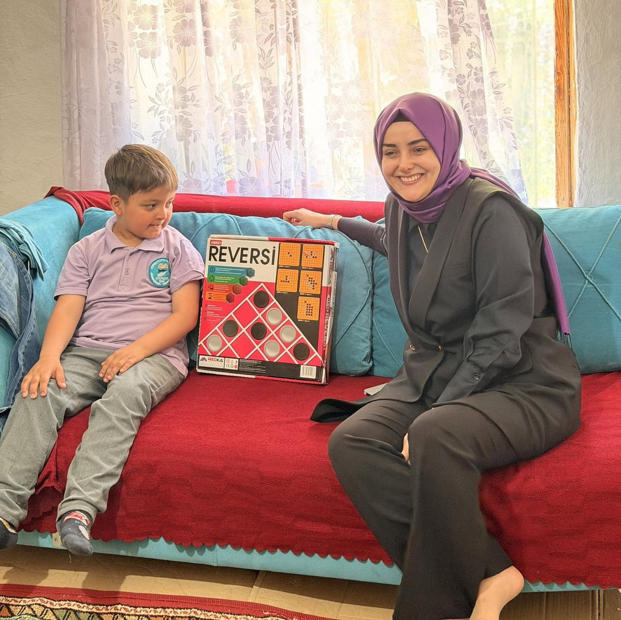 KAYMAKAMI FEYZA NUR ODABAŞI 'ÇAY SAATİ' KONSEPTİYLE ÖĞRENCİLERE EV ZİYARETİ GERÇEKLEŞTİREREK...
