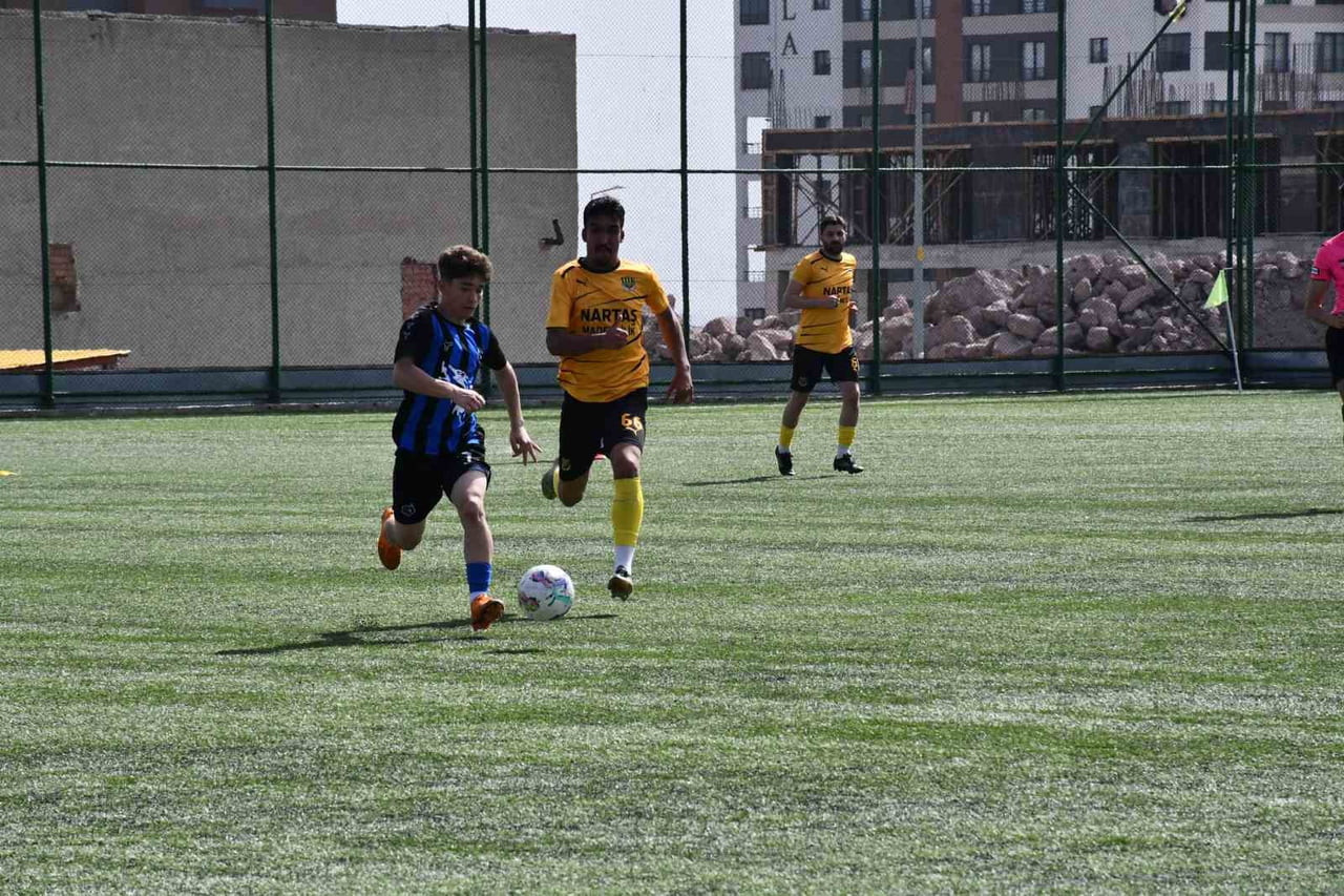 KAYSERİ 2.AMATÖR KÜME D GRUBU LİDERİ YERKÖYSPOR LİGİN 9.HAFTASINDA OYNADIĞI MAÇTA ÖZALPERENSPOR'U...