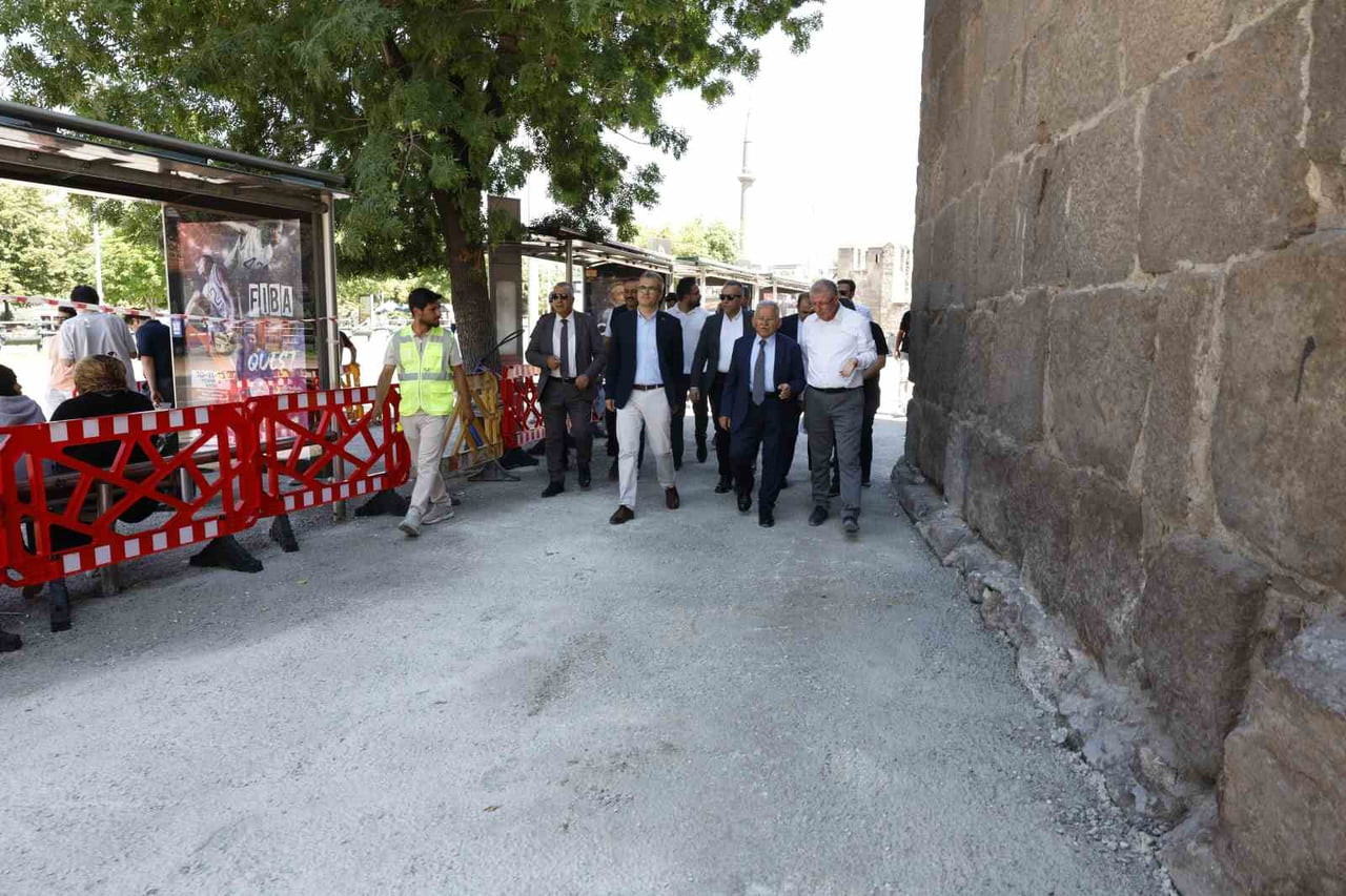 KAYSERİ BÜYÜKŞEHİR BELEDİYE BAŞKANI DR. MEMDUH BÜYÜKKILIÇ, CUMHURİYET MEYDANI'NDA DEVAM EDEN...