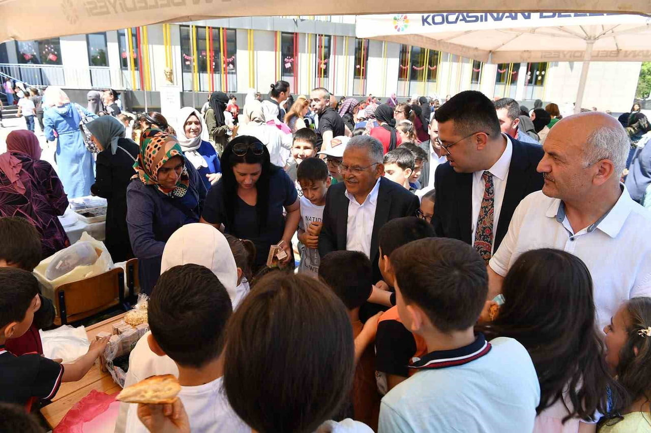 KAYSERİ BÜYÜKŞEHİR BELEDİYE BAŞKANI DR. MEMDUH BÜYÜKKILIÇ, KENTTE EĞİTİM KURUMLARINDA DÜZENLENEN...