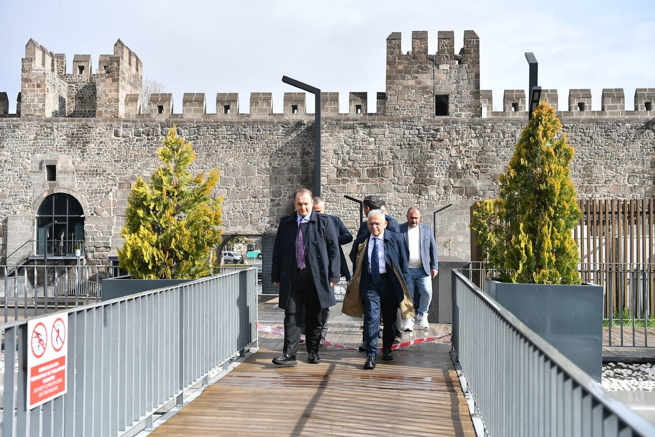 KAYSERİ BÜYÜKŞEHİR BELEDİYE BAŞKANI DR. MEMDUH BÜYÜKKILIÇ; TARİHİ KAYSERİ KALESİ İÇERİSİNDE YAPIMI...