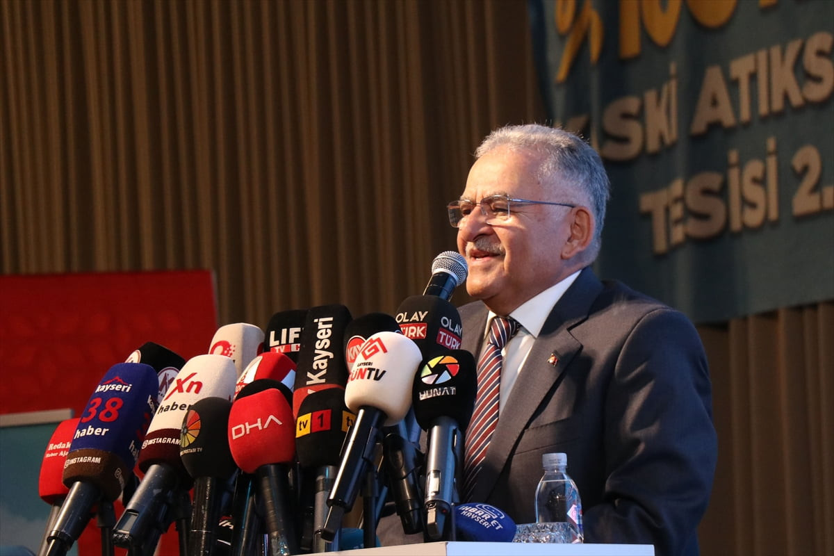 Kayseri Büyükşehir Belediye Başkanı Memduh Büyükkılıç, kentteki bir düğün salonunda düzenlediği...