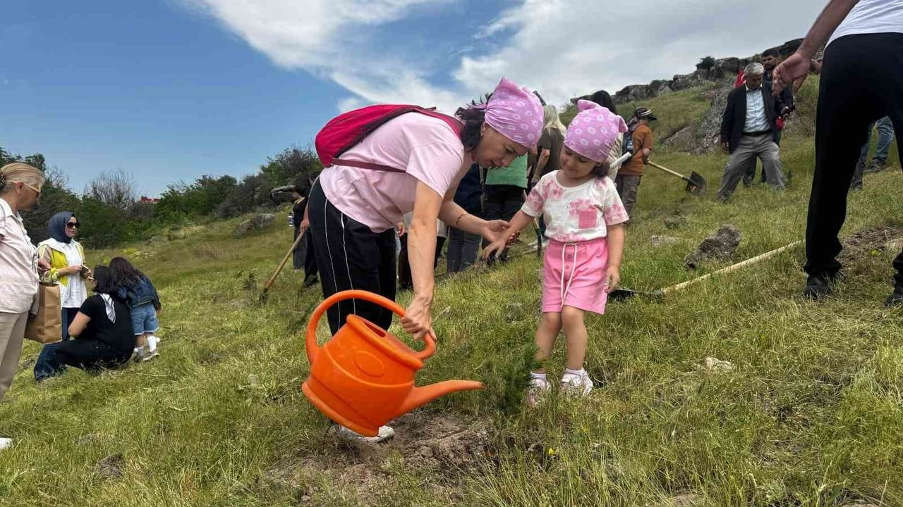 Kayseri Büyükşehir Belediyesi 300 fidanı toprakla buluşturdu