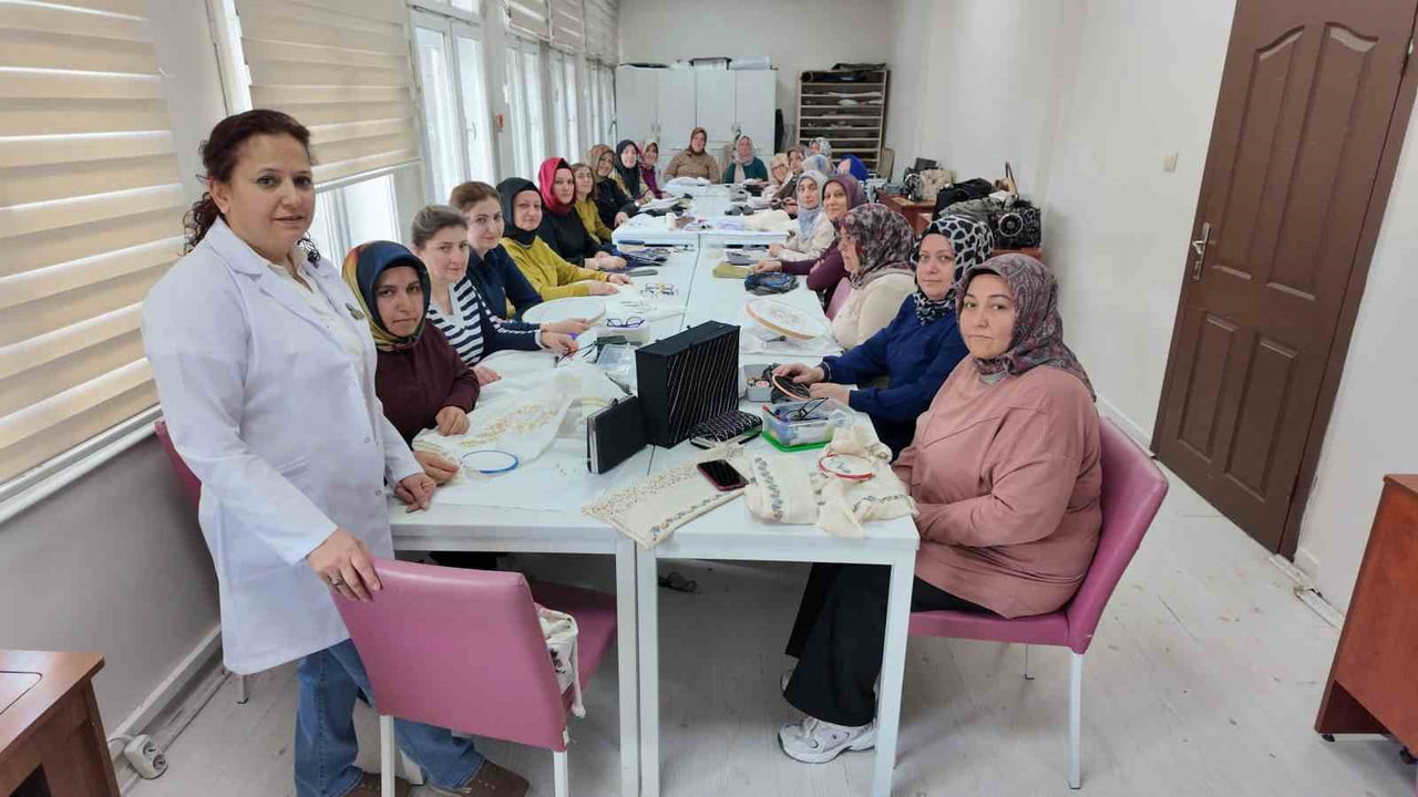 KAYSERİ BÜYÜKŞEHİR BELEDİYESİ BÜNYESİNDE FAALİYET GÖSTEREN KAYMEK; ÜCRETSİZ KURSLARLA UNUTULMAYA...
