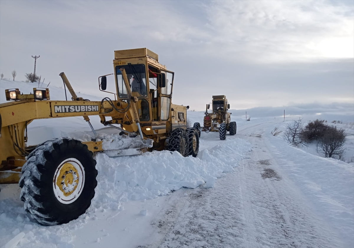 Kayseri Büyükşehir Belediyesi ekipleri, Kocasinan ve Felahiye ilçelerinde yoğun kar yağışı...