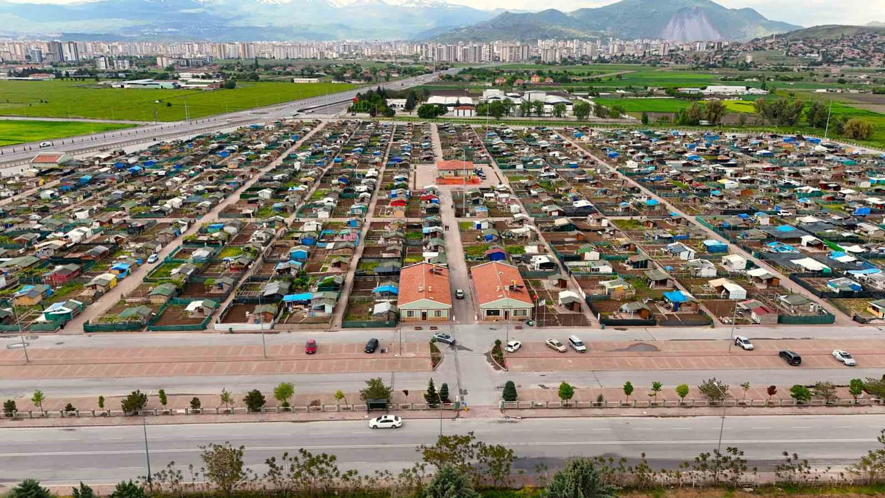 KAYSERİ BÜYÜKŞEHİR BELEDİYESİ, KENT GENELİNDEKİ 2 BİN 543 HOBİ BAHÇESİNDE EMEKLİ VATANDAŞLARA...