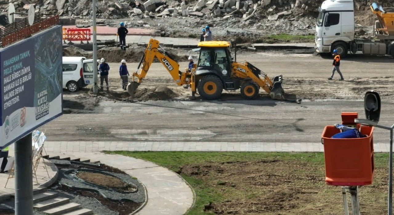 KAYSERİ BÜYÜKŞEHİR BELEDİYESİ, PAZAR GÜNÜNDE DE SAHADAKİ YOĞUN MESAİSİNİ SÜRDÜRÜYOR. KARTAL KATLI...