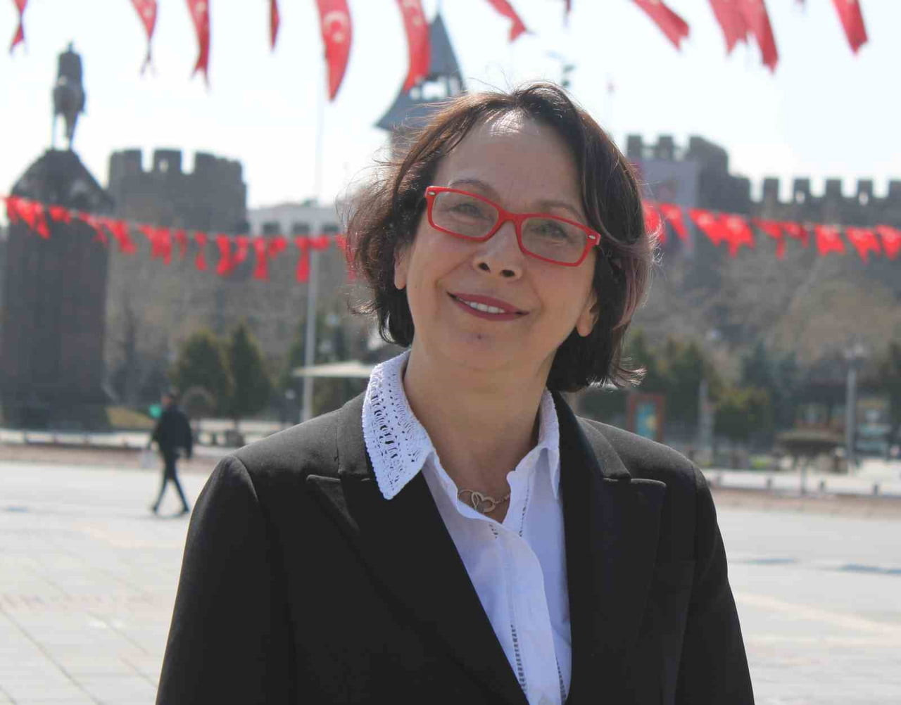 KAYSERİ DEVLET TİYATROSU MÜDÜRÜ KIYMET BETÜL GÖKÇER; OYUNLARI YÜZDE 95'İN ÜZERİNDE DOLAN SALONDA...