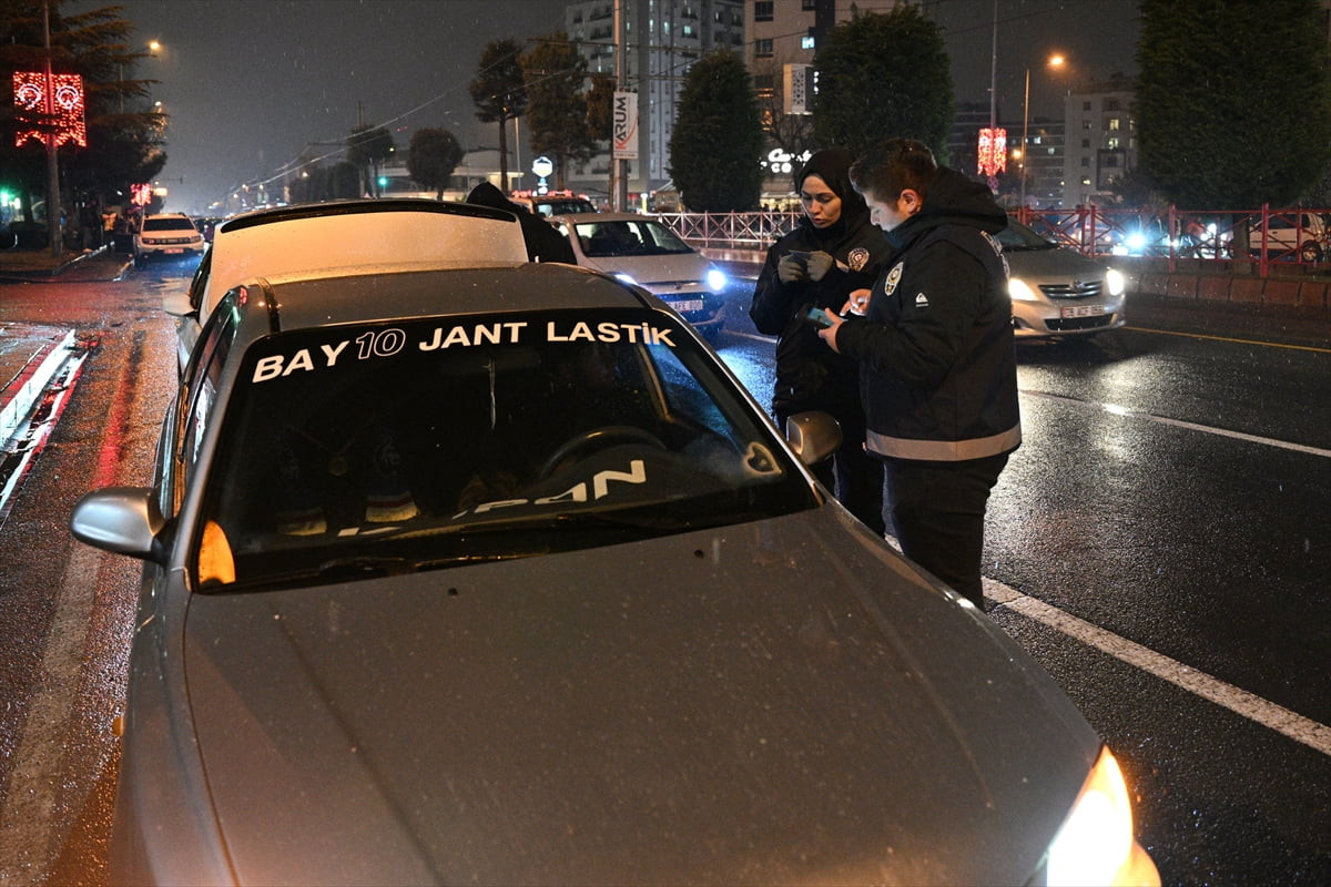 Kayseri Emniyet Müdürlüğü ekipleri, yılbaşı tedbirleri kapsamında 3 bin 40 personelle kentin bir...