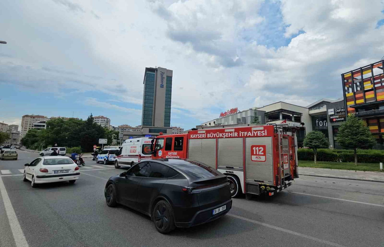 KAYSERİ FORUM ALIŞVERİŞ MERKEZİ’NDE (AVM) ‘CANLI BOMBA’ İHBARI VEREREK, EKİPLERİ HAREKETE GEÇİREN...