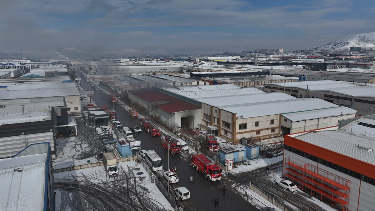 Kayseri Organize Sanayi Bölgesi'ndeki (OSB) bir mobilya fabrikasında çıkan yangın kontrol altına...