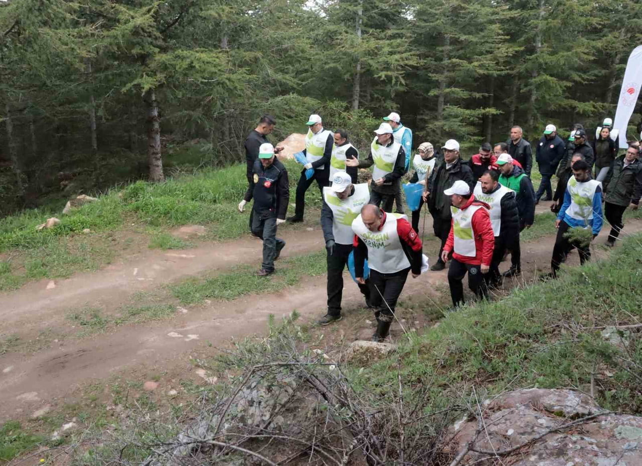 KAYSERİ PROTOKOLÜ, ORMAN YANGINLARIYLA MÜCADELE KAPSAMINDA ÖĞRENCİLERLE BİRLİKTE ORMANDA ÇEVRE...