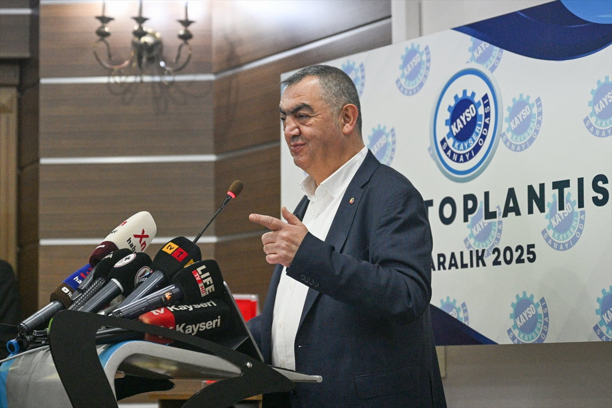 Kayseri Sanayi Odası (KAYSO) Yönetim Kurulu Başkanı Mehmet Büyüksimitci, oda binasında düzenlenen...