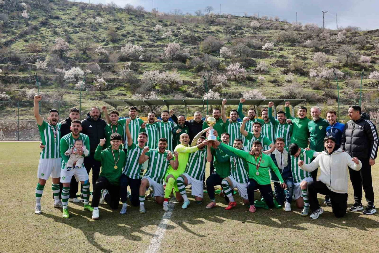 KAYSERİ ŞEKER MUSTAFA KILIÇ SÜPER AMATÖR KÜME ŞAMPİYONU KAYSERİ ŞEKERSPOR KUPASINI VE MADALYASINI...