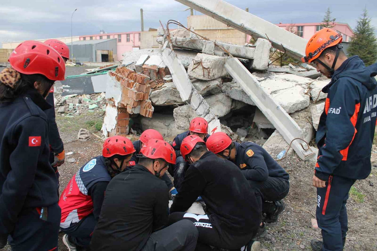 KAYSERİ ÜNİVERSİTESİ BÜNYAN MESLEK YÜKSEKOKULU İTFAİYECİLİK VE SİVİL SAVUNMA BÖLÜMÜ ÖĞRENCİLERİ;...