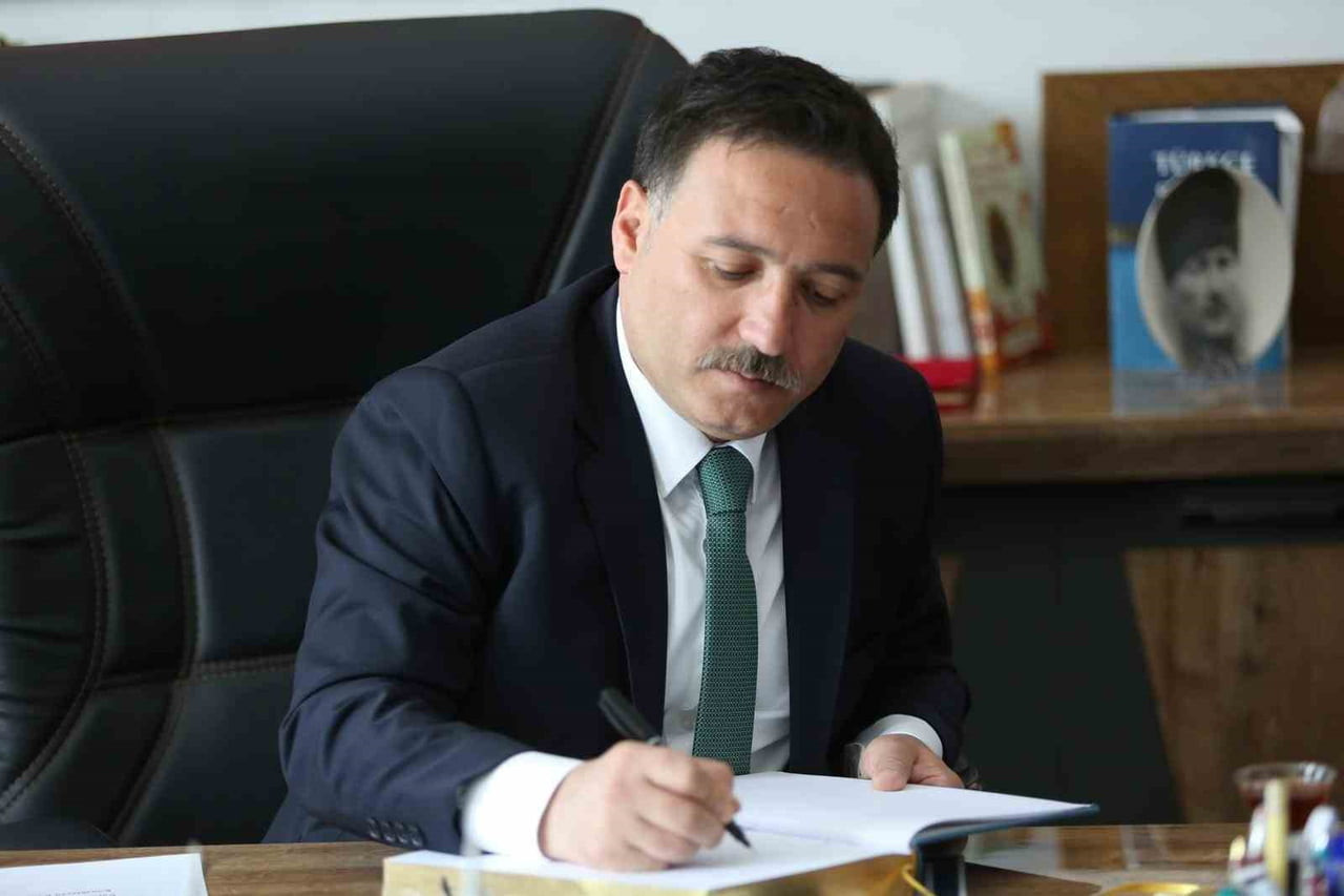 KAYSERİ VALİSİ GÖKMEN ÇİÇEK, 15 TEMMUZ DEMOKRASİ VE MİLLÎ BİRLİK GÜNÜ DOLAYISIYLA AÇIKLAMA...