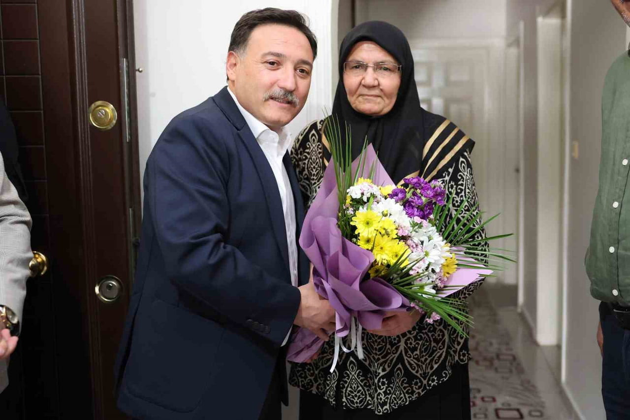 KAYSERİ VALİSİ GÖKMEN ÇİÇEK; ANNELER GÜNÜ DOLAYISIYLA ŞEHİT ANNELERİNİ ZİYARET EDEREK ANNELER...