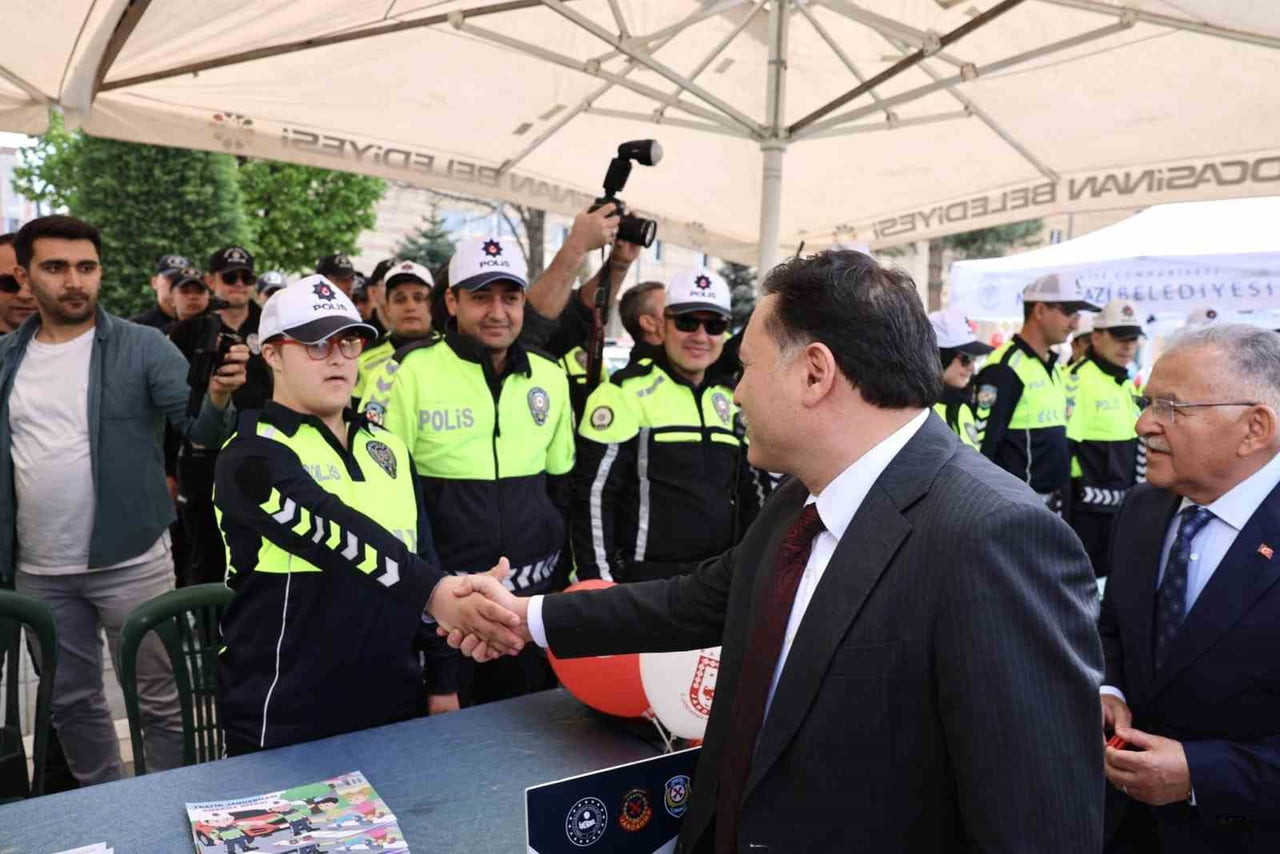 KAYSERİ VALİSİ GÖKMEN ÇİÇEK, KAYSERİ'DE 1 YIL İÇERİSİNDE ÖLÜMLÜ TRAFİK KAZALARINDA YÜZDE 60'LIK...