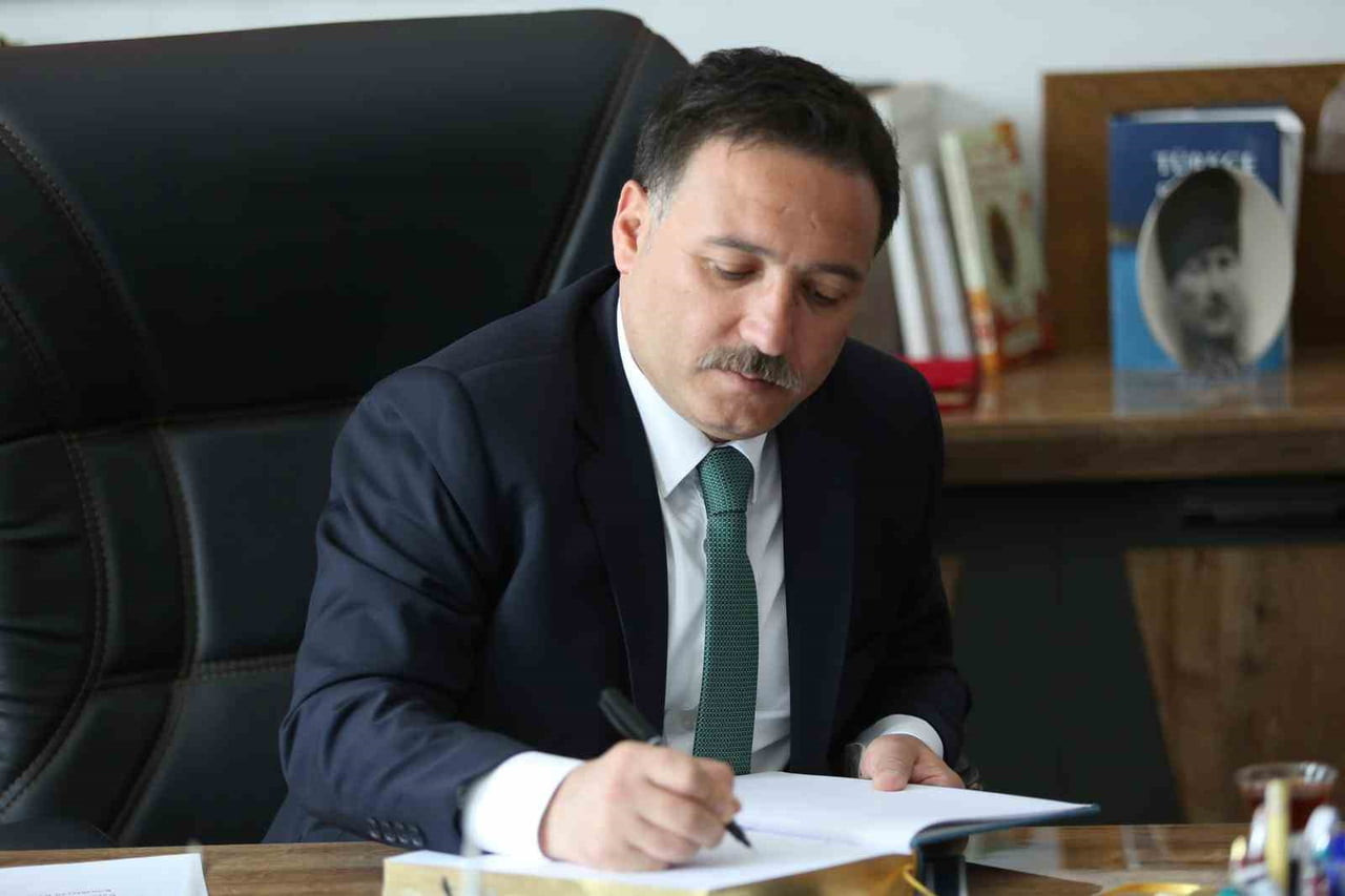 KAYSERİ VALİSİ GÖKMEN ÇİÇEK, KURBAN BAYRAMI DOLAYISIYLA BİR MESAJ YAYIMLADI.