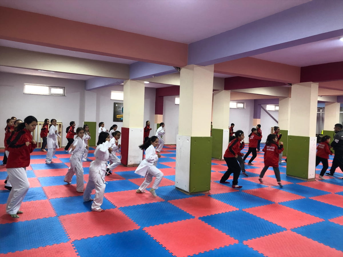 Kayseri Valisi Gökmen Çiçek'in, uyuşturucu bağımlısı bir gencin annesinin "feryadı" üzerine...