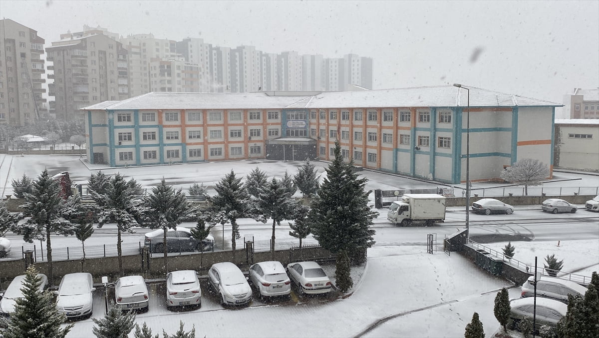 Kayseri ve Yozgat'ta gece saatlerinde başlayan kar yağışı etkili oldu. Kayseri'de kar nedeniyle...