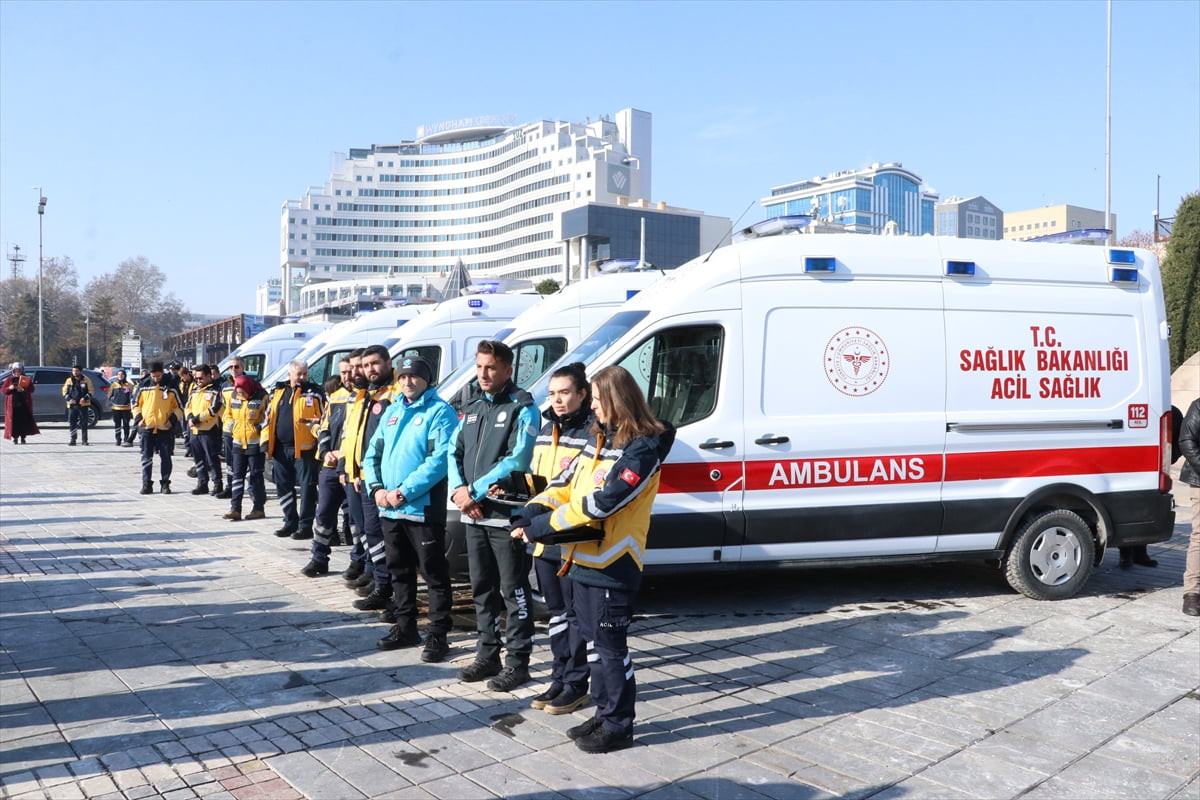 Kayseri'de 12 yeni ambulans törenle hizmete alındı. Sağlık Bakanlığınca İl Sağlık Müdürlüğüne...