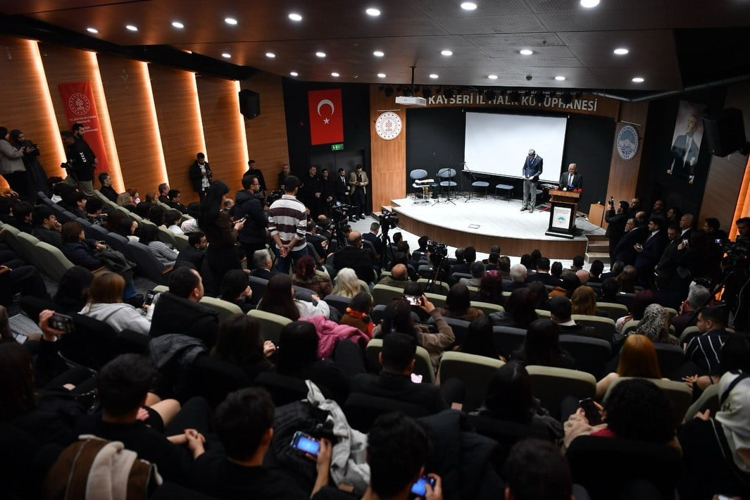 KAYSERİ'DE 62. KÜTÜPHANE HAFTASI AÇILIŞ PROGRAMINDA KONUŞAN BÜYÜKŞEHİR BELEDİYE BAŞKANI DR. MEMDUH...