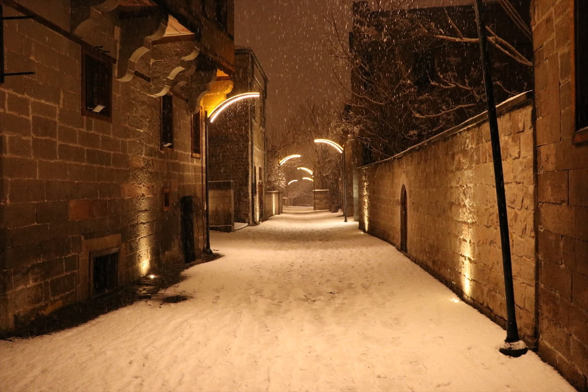 Kayseri'de akşam saatlerinde başlayan ve aralıklarla devam eden kar yağışı etkisini...