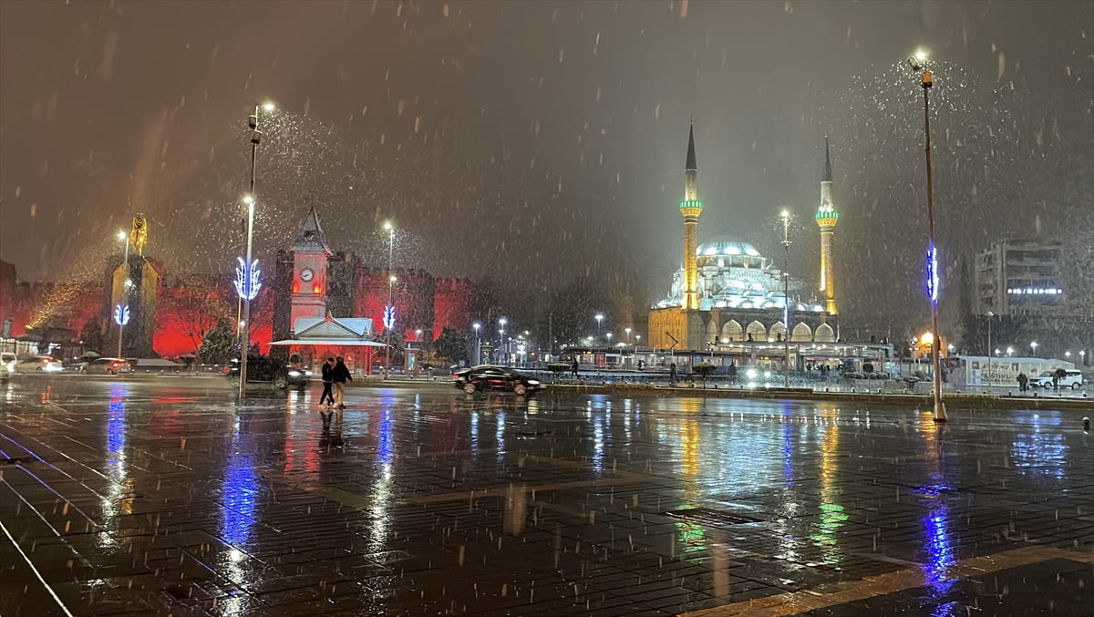 Kayseri'de akşam saatlerinde kar yağışı başladı.