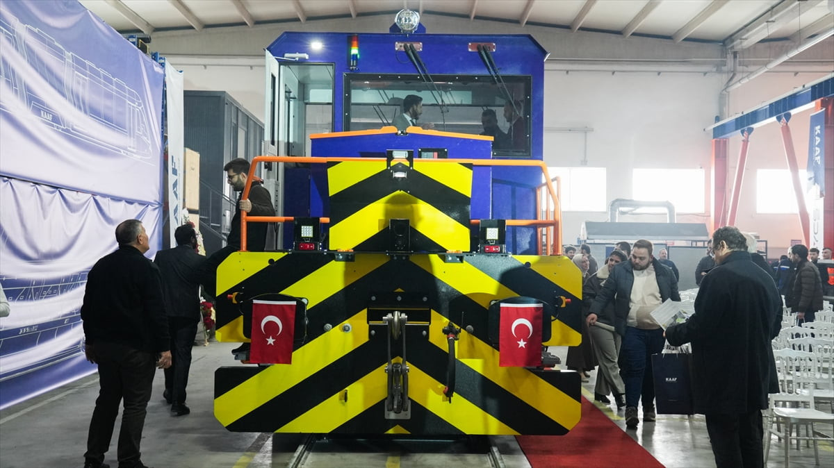 Kayseri'de bir firma tarafından yapılan 2 bin 500 ton çeki kapasiteli bataryalı manevra...