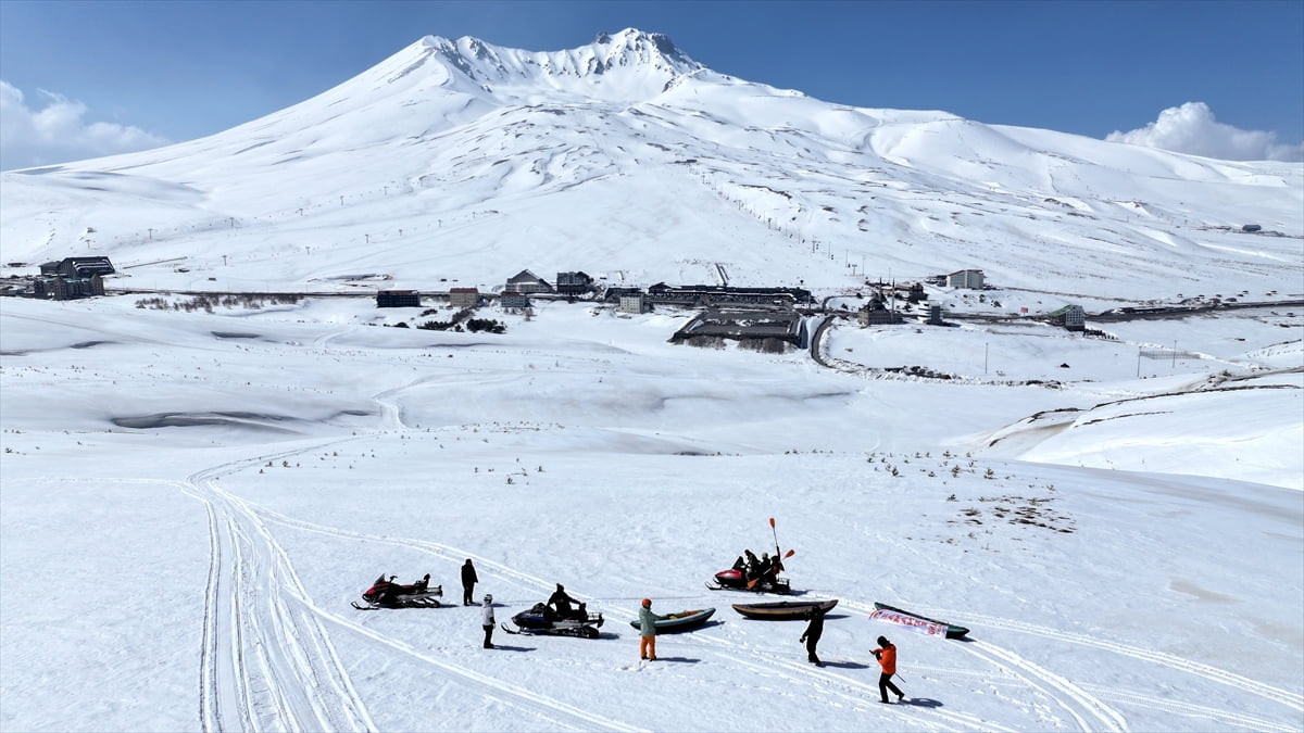 Kayseri'de bir grup sporcu, nehir, göl veya denizde binilen kanoyla Erciyes Kayak Merkezi'nde kar...