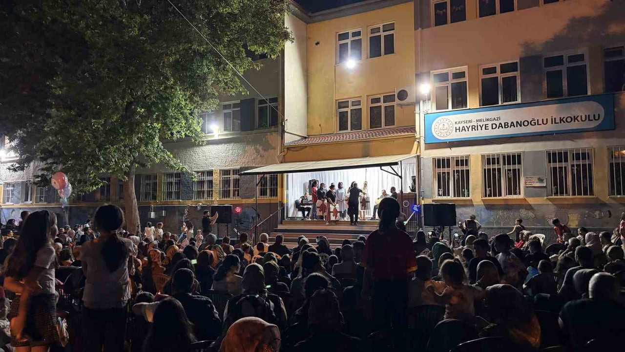 KAYSERİ'DE BİR İLKOKULDA ÖĞRENCİLERE KİTAP OKUMA ALIŞKANLIĞI KAZANDIRMAK AMACIYLA YIL İÇİNDE...