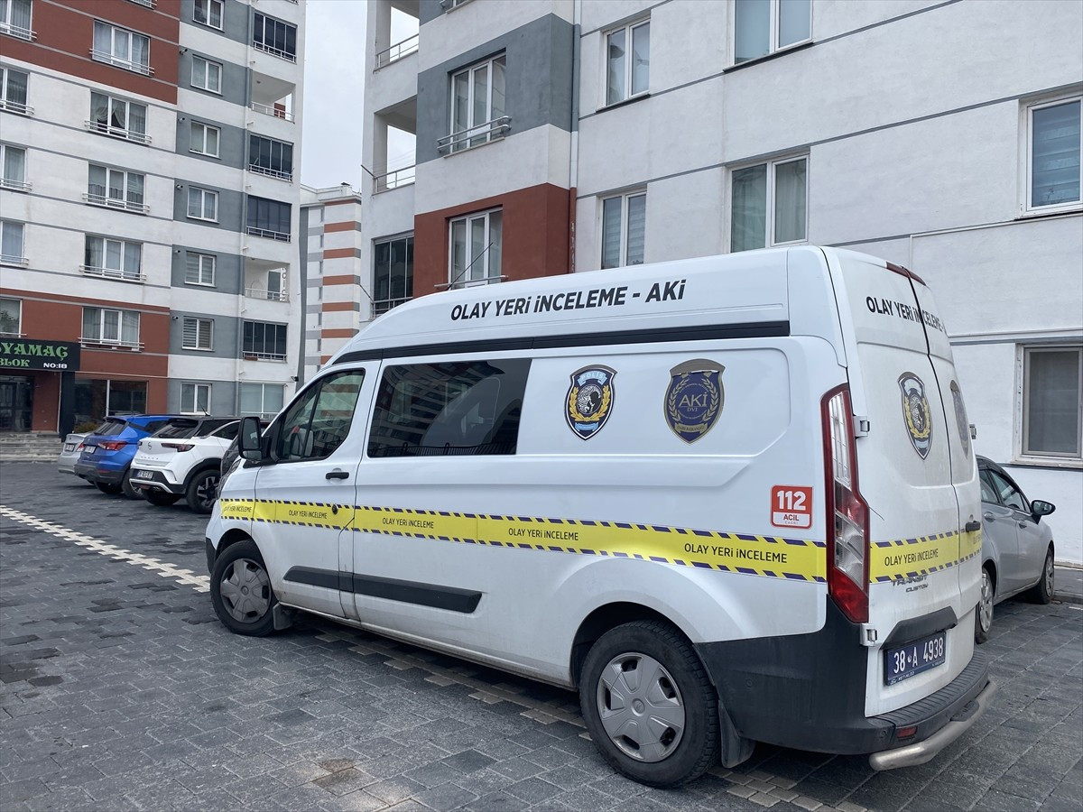 Kayseri'de bir nakliye firması çalışanı, eşyalarını taşımak için gittiği evde tartıştığı ev sahibi...