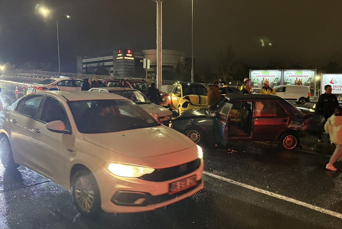 Kayseri'de bir otomobilin, Kocasinan Bulvarı İstasyon Caddesi kavşağında sürücüsünün direksiyon...