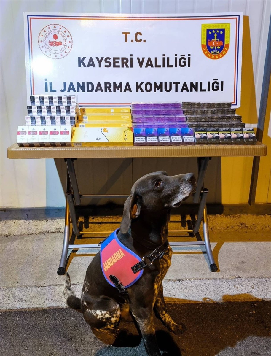 Kayseri'de bir tırda yapılan aramada 750 paket bandrolsüz kaçak sigara bulundu.