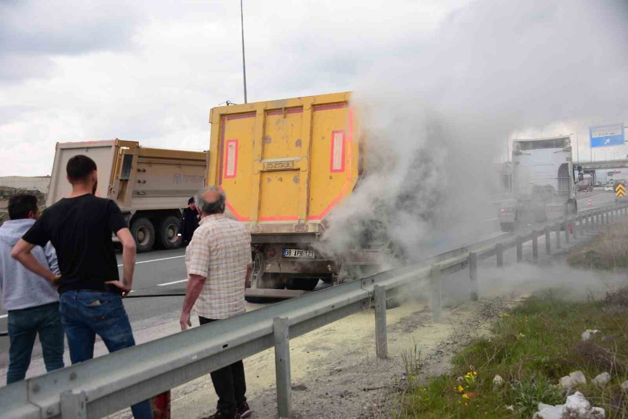 KAYSERİ'DE BİR TIRIN SEYİR HALİNDEYKEN YANAN LASTİKLERİ TIRDA ÇIKAN YANGINI İTFAİYE EKİPLERİ...