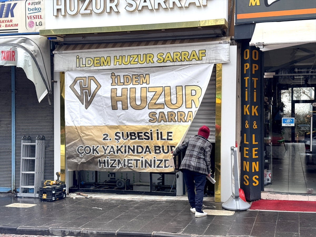 Kayseri'de çalıntı olduğu değerlendirilen forkliftle kepenk ve camları kırılan kuyumcudan altın...