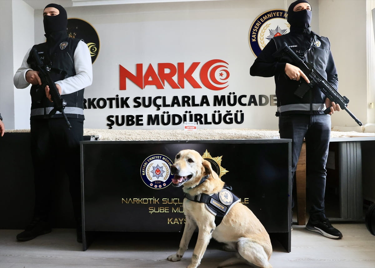 Kayseri'de çekici kasasına gizlenmiş 1 milyon 260 bin uyuşturucu hap ele geçirildi, 1 şüpheli...