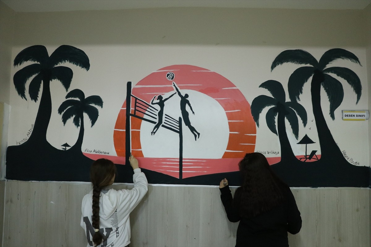 Kayseri'de Celal Bayar Kız Mesleki ve Teknik Anadolu Lisesi öğrencileri, okulun koridorlarını...