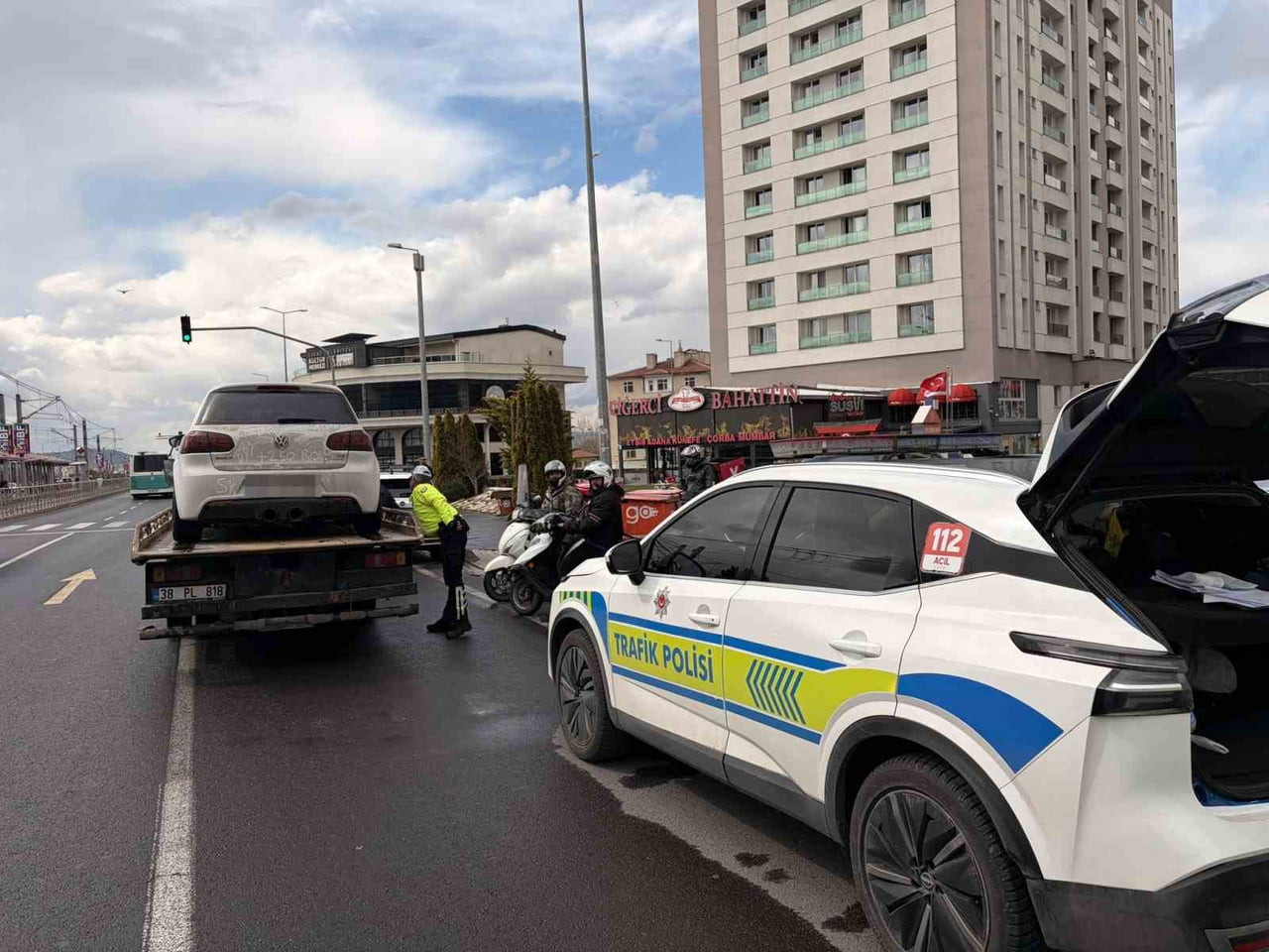 KAYSERİ'DE DENETİM YAPAN POLİS EKİPLERİNCE EGZOZUNDAN SİYAH DUMAN ATARAK ÇEVRE VE GÖRÜNTÜ...