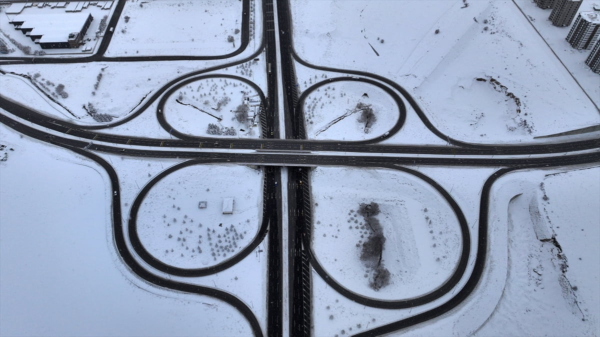 Kayseri'de dün başlayan ve aralıklarla etkili olan kar yağışı nedeniyle kent merkezindeki evlerin...