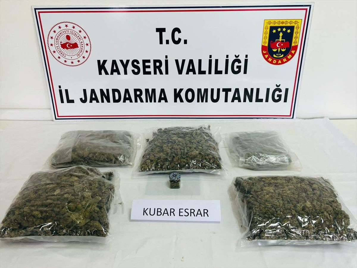 Kayseri'de düzenlenen operasyonda 4 kilo 702 gram kubar esrar ele geçirildi, 1 şüpheli gözaltına...