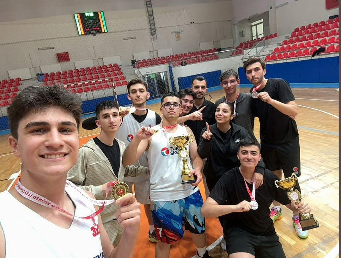 KAYSERİ'DE DÜZENLENEN "6. SOKAKLAR BİZİM 3X3 BASKETBOL TURNUVASINDA BİRBİRİNDEN ÇEKİŞMELİ GEÇEN...
