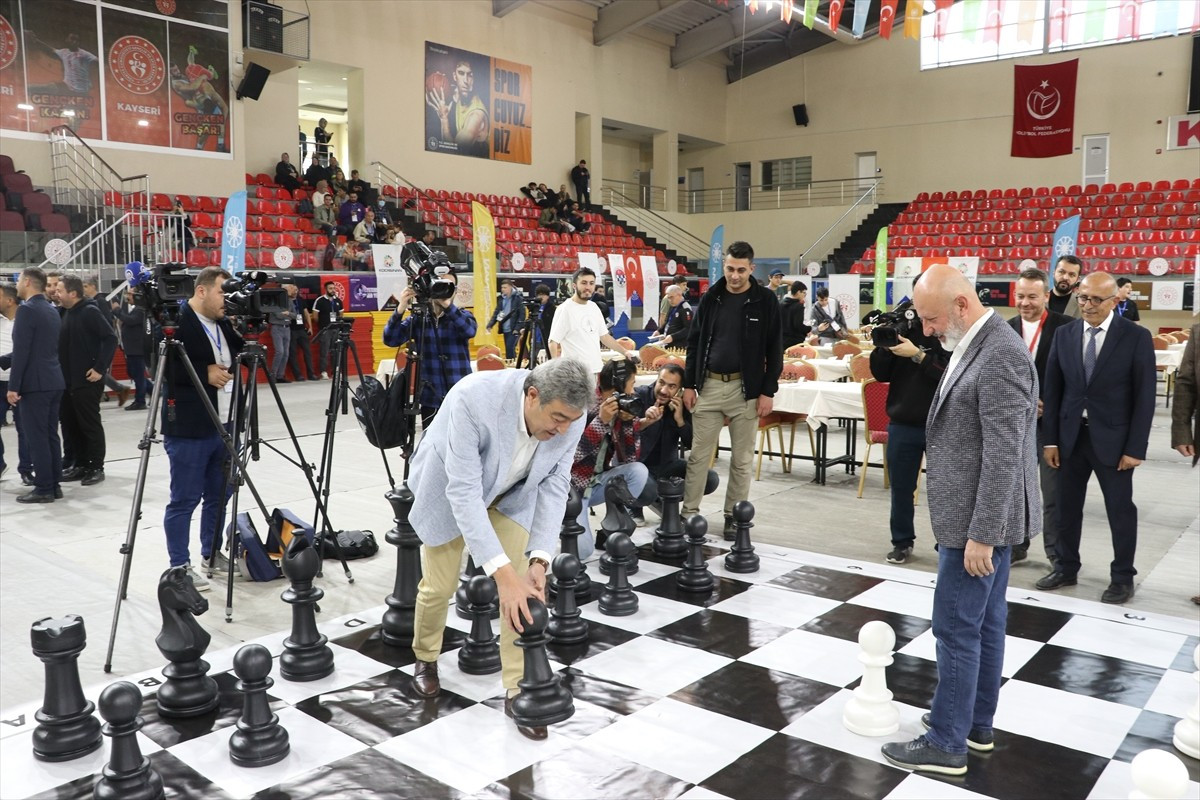 Kayseri'de düzenlenen Satranç Türkiye Kupası, açılış töreniyle başladı. Müsabakalar öncesi AK...