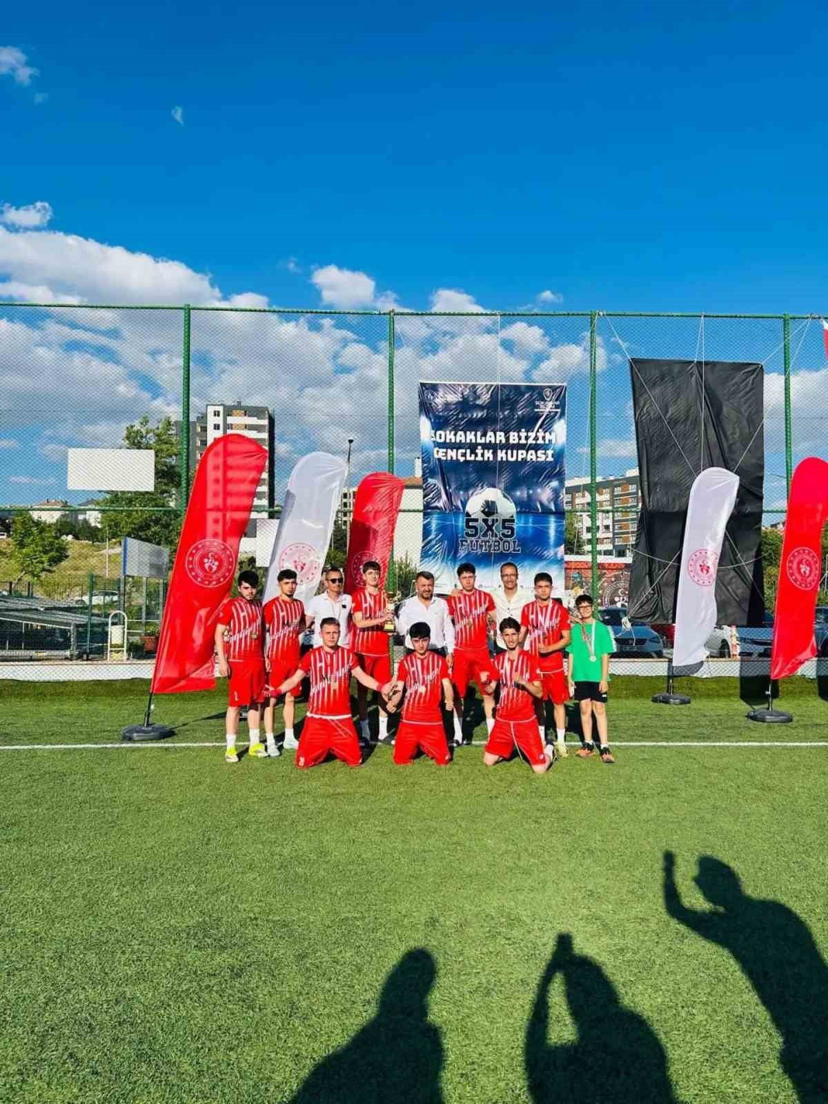 KAYSERİ'DE DÜZENLENEN SOKAKLAR BİZİM 5X5 İÇ ANADOLU BÖLGE MÜSABAKALARINDA ŞAMPİYONLUĞA ULAŞAN...