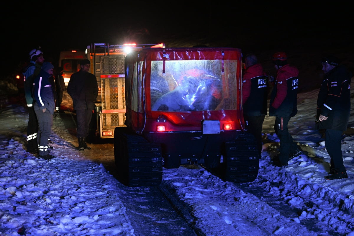 Kayseri'de elektrik arızası için gittikleri arazide mahsur kalan 3 işçi, AFAD tarafından...